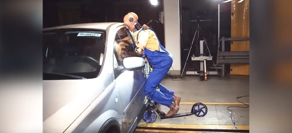 Crash test με ηλεκτρικό πατίνι και ταχύτητα 25 Km/h