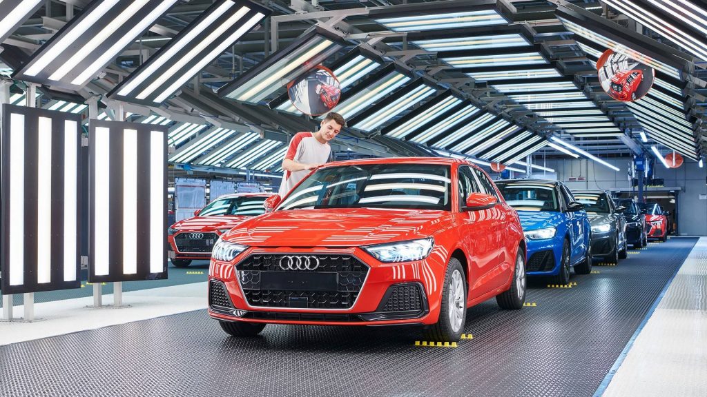 Η Audi προχωρά σε 9.500 απολύσεις για να εστιάσει στα ηλεκτρικά