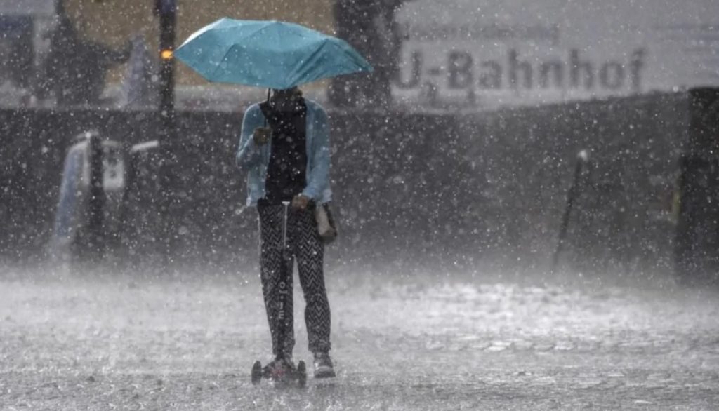 ηλεκτρικό πατίνι βροχή