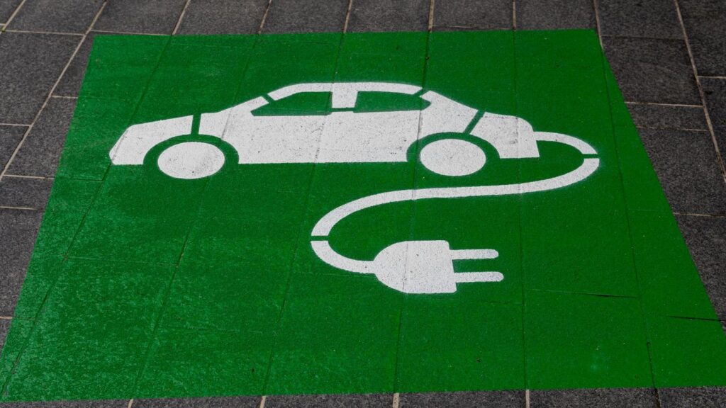 Η Polestar αποκαλύπτει το πραγματικό αποτύπωμα CO2 των EVs