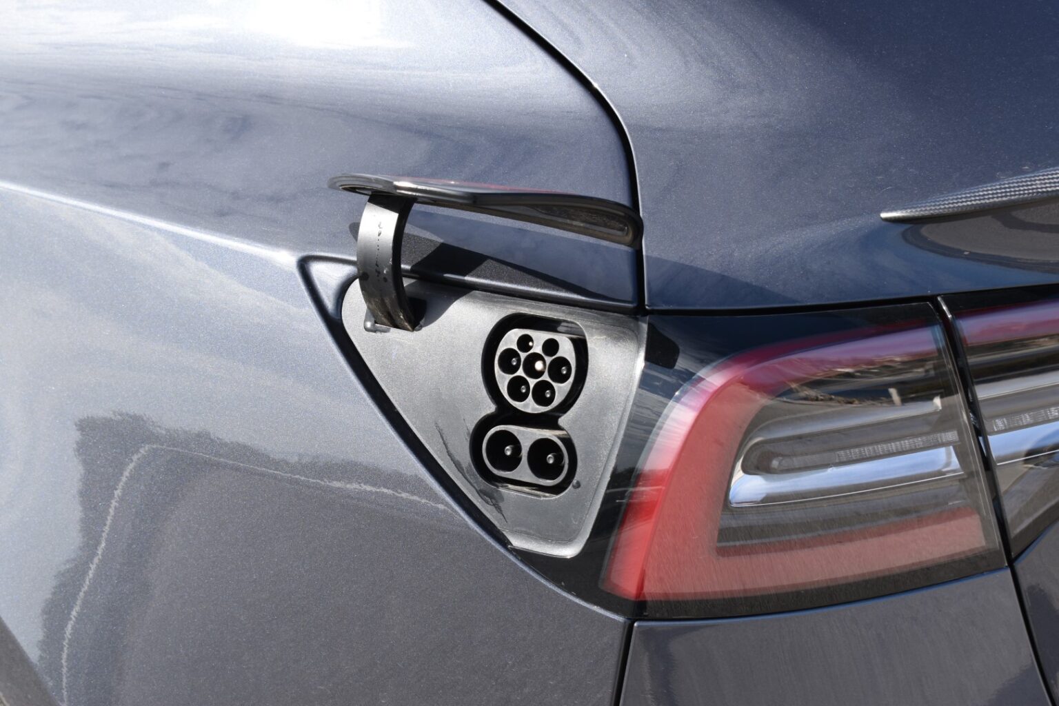 Διαθέσιμο το Tesla Model 3 σε έκδοση LR αλλά μόνο στο UK