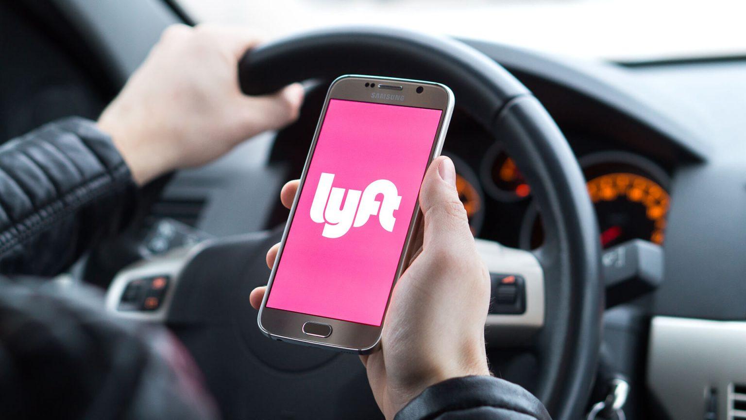 Η Lyft θα χρεώνει όσους επιβάτες αργούν να μπουν στα ταξί της Lyft