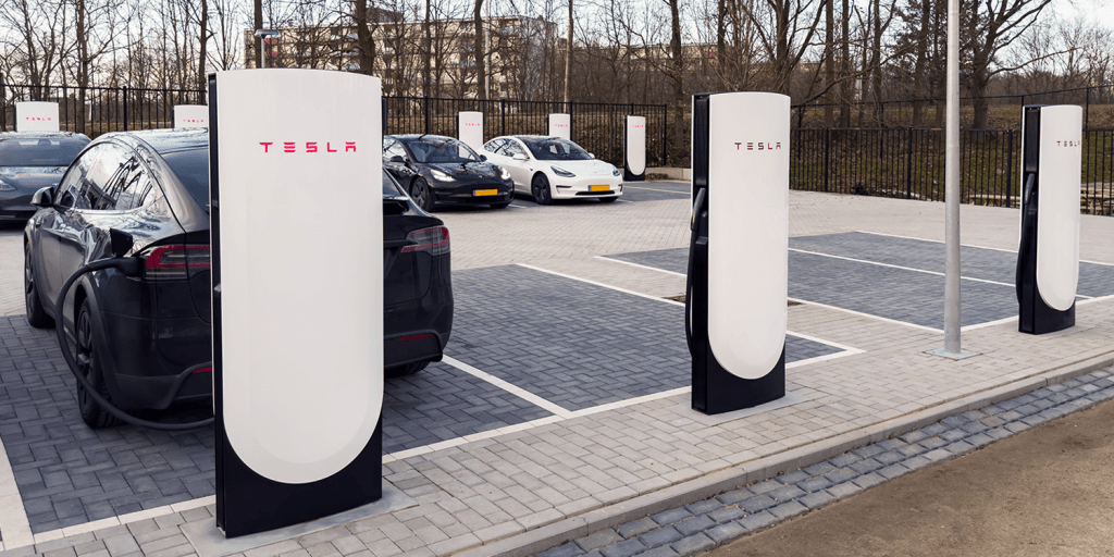 Κάρτες φόρτισης δέχεται πλέον η Tesla στην Ευρώπη (και στην Ελλάδα) tesla v4 supercharger 350 kw