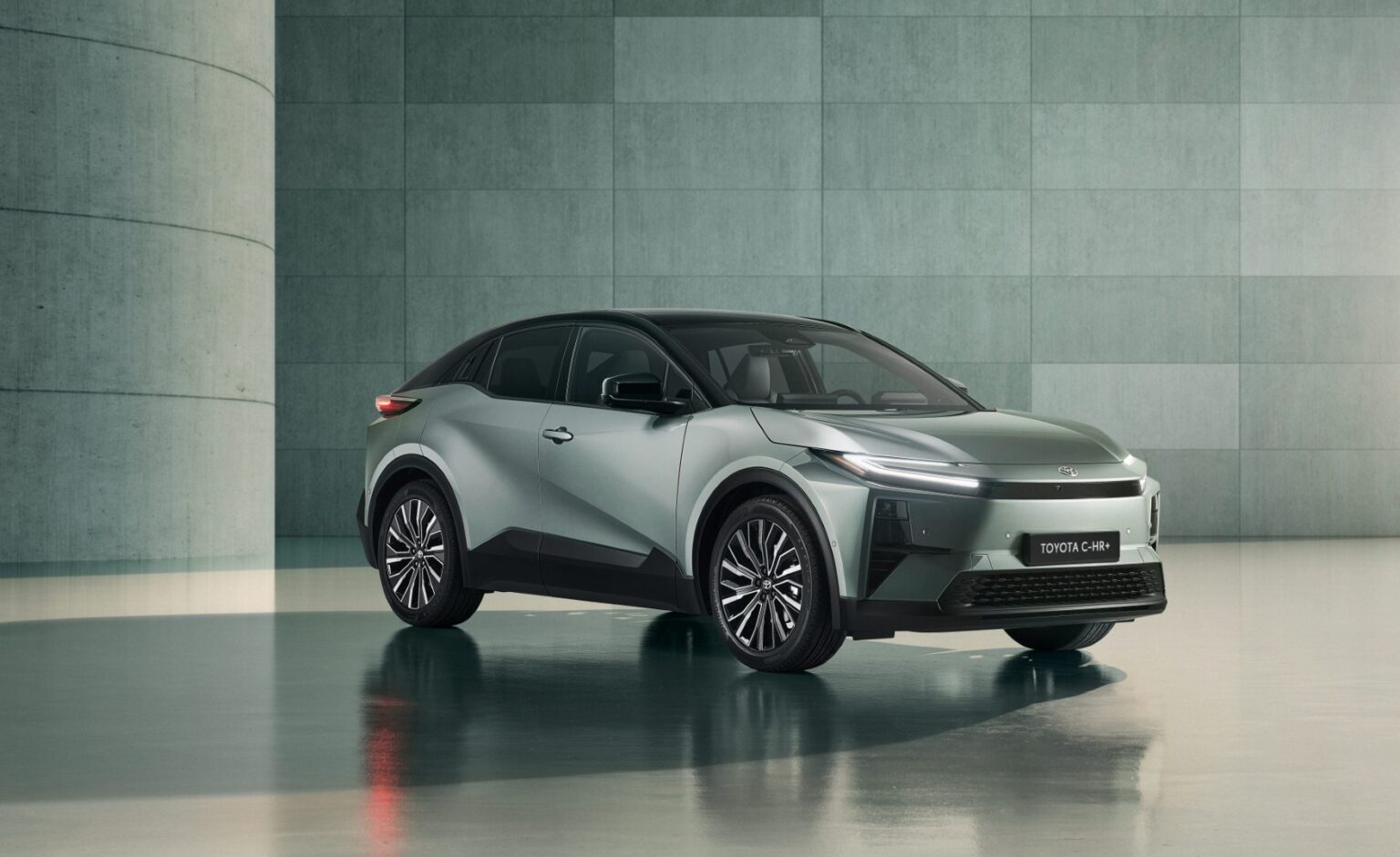 Toyota C- HR+ Front