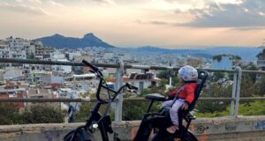 paidi podilato athina poli ilektriko kathismataki goneas metakinisi (3)
