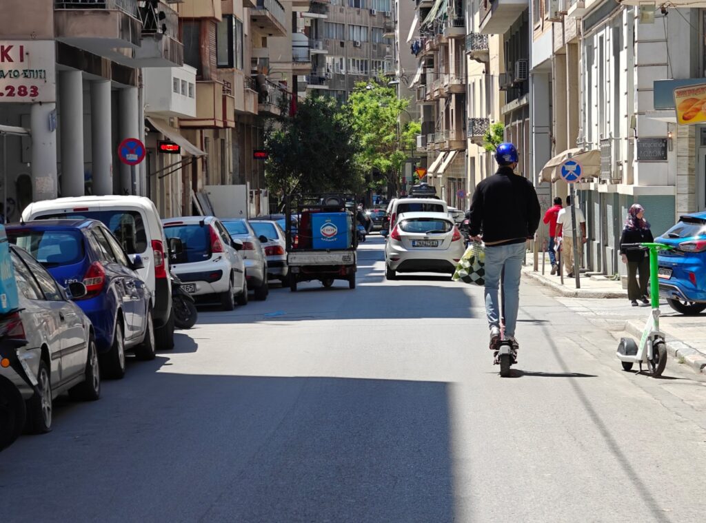 Ψηφίστηκαν οι νομοθετικές αλλαγές για τα ηλεκτρικά πατίνια (ΕΠΗΟ)